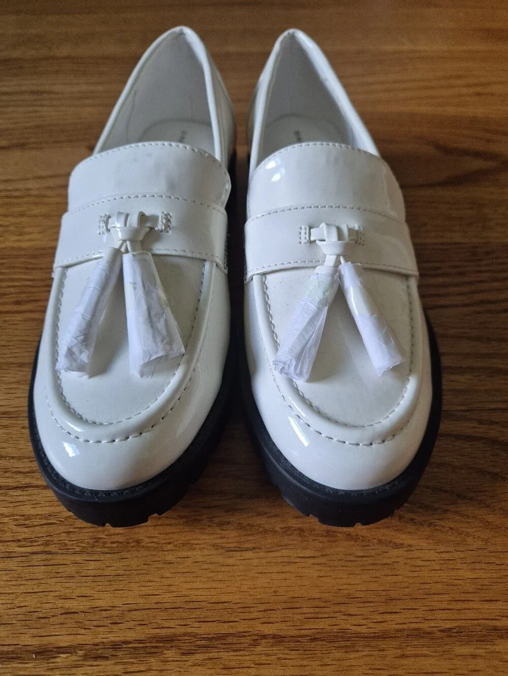 Bandolino White Patent Tassel Loafers, size 6,5 NWOB
